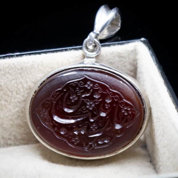 قلادة عقيق يمني بنقش